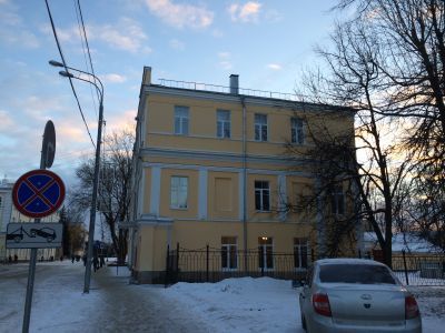 Дом, в котором в 1917 г. находился Совет рабочих и солдатских депутатов и Военно-революционный комитет. Здесь в 1925 г. выступал вождь немецких коммунистов Эрнст Тельман