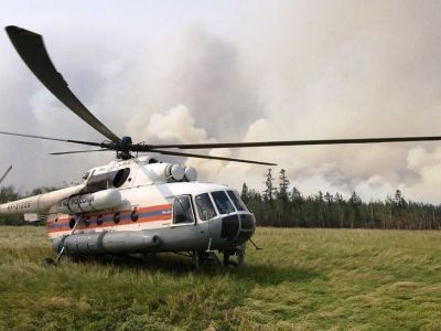 В село Эбях прибыл вертолет со спасателями и пожарными