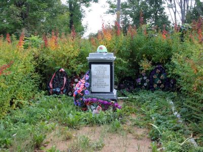 Памятный знак (камень-валун) на месте гибели советских людей в фашистском концлагере в 1941-44 гг. установлена памятная доска
