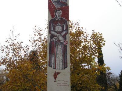 Памятный знак в честь жителей Алушты, погибших в годы гражданской и Великой Отечественной войн