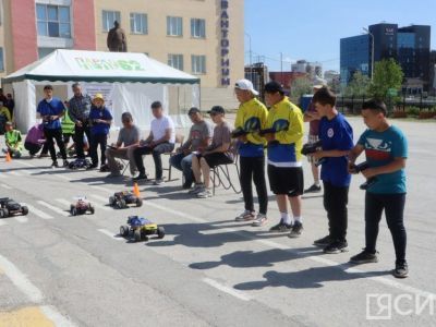 Гонки на радиоуправляемых машинках устроили школьники в Якутске