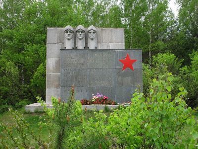 Памятник-стела летчикам Героям Советского Союза С.М.Алешину, Н.А.Боброву и В.А.Гончаруку, повторившим подвиг Н.Ф.Гастелло