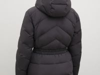 Стеганый пуховик с поясом и капюшоном