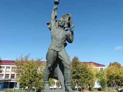 Памятник воинским частям и соединениям освободившим в 1944 г. г. Порхов и район от немецко-фашистских захватчиков