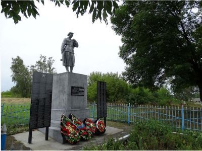 Братская могила воинов Советской Армии и партизан, погибших в марте 1943 года. Захоронено 270 человек, установлено фамилий на 245 человек. Скульптура установлена в 1965 году