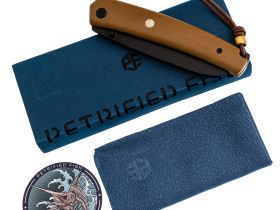 Складной нож Petrified Fish Patte, сталь 12C27, рукоять G10, tan