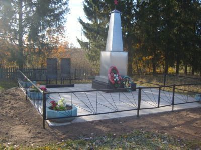 Братская могила воинов Советской Армии, погибших в 1944 г.