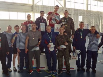 Испытательным полигоном для военнослужащих стал помост мас-рестлинга. 