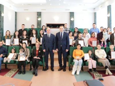 Молодым семьям вручили свидетельства на приобретение жилья