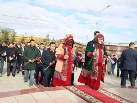 Глава Якутии возложил цветы к памятнику Петру Бекетову в честь 393-летия Якутска