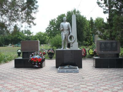 Братская могила воинов, погибших в годы гражданской и Великой Отечественной войн