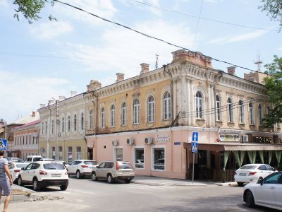 Дом  гостиный с торговыми лавками (подворье) Усейнова Аджи, до 1884г.