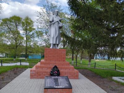 Братская могила советских воинов, погибших в боях с фашистскими захватчиками в 1943 году. Захоронено 19 человек, имена установлены. Скульптура советского воина с автоматом