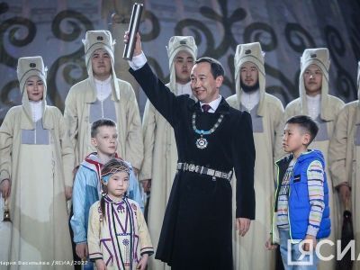 Глава Якутии передал капсулу времени с посланием будущим поколениям