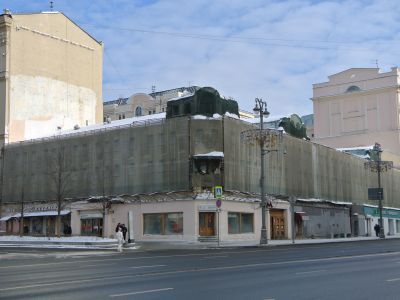 Доходный дом с магазинами, кон. XVIII в., 1861 г., архитектор Н.В.Никитин, 1901 г., архитектор Н.Д.Струков, 1907-1908 гг. архитектор Ф.Н.Кольбе. Здесь в 1864-1871 гг. жил художник-передвижник В.Г.Перов, в середине 1860-х гг. – писатель А.И.Левитов