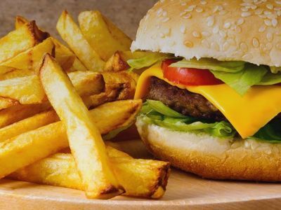 Минздраву предложили запретить рекламу фастфуда