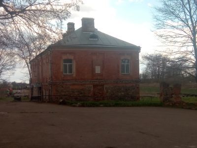 Дом, где в июне 1932 г. останавливался С.М. Киров при посещении совхоза им. Володарского. Есть мемориальная доска