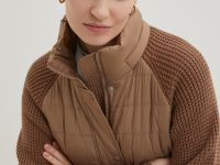 Утепленное полупальто с вязаными рукавами