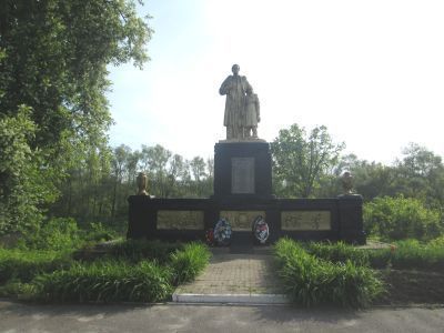 Братская могила советских воинов, погибших в боях с фашистскими захватчиками в 1943 году. Захоронено 40 человек, имена 25 человек установлены. Скульптура: советский воин с венком