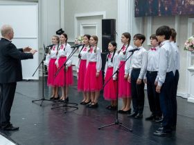 Секретарь СЖР Роман Серебряный вручил награды Союза редакции газеты «Советский Сахалин»