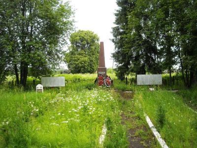 Воинское кладбище, где похоронены воины Советской Армии, погибшие в боях с немецко-фашистскими захватчиками в период Великой Отечественной войны 1941-1945 гг.