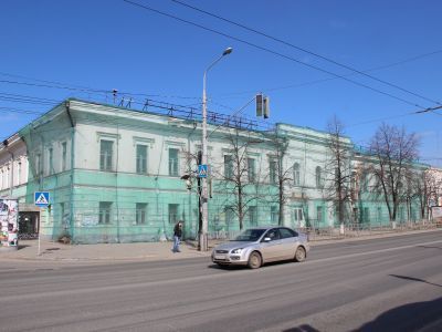 Двухэтажный кирпичный особняк сер. XIX в. Стиль – поздний ампир.