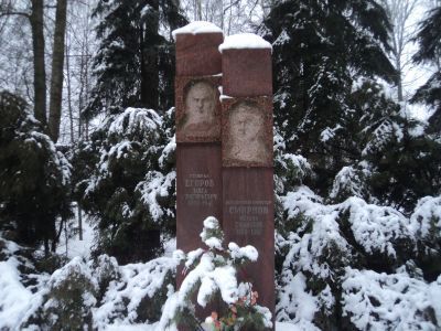 Могила генерала П.Е.Егорова - начальника штаба 28-й армии. Установлен памятный знак