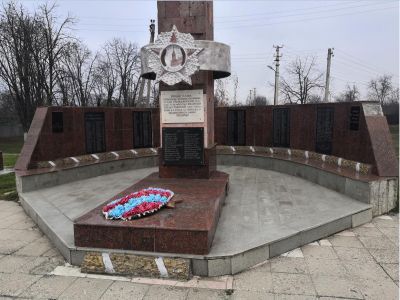 Братская могила 460 воинов Советской Армии, погибших в 1941 - 1943 гг. в боях с немецко-фашистскими захватчиками