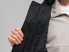 Утепленный бомбер с капюшоном и водоотталкивающей пропиткой