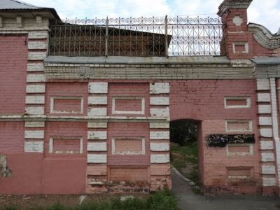 Ограда каменная с металлической решеткой