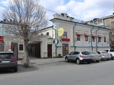 Дом, провинциального кирпичного стиля с ориентацией на жесткие классические элементы