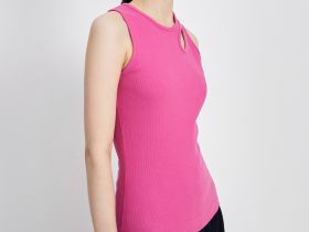 Майка с фигурным разрезом