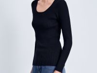 Джемпер приталенного силуэта с округлым вырезом