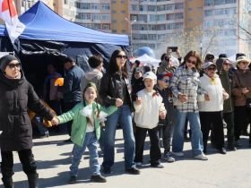 На площади Победы в Якутске станцевали «Осуохай Победы»