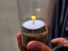 В Якутске из свечей выложили композицию «Родина-мать зовёт»