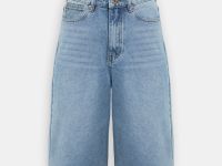 Джинсовые шорты с потертостями