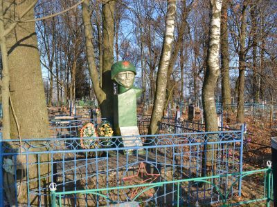 Братская могила 12 советских воинов, погибших в боях с немецко-фашистскими захватчиками при освобождении села в 1943 г.