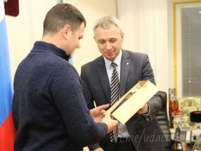 Бойцам в Удачном вручили якутские ножи