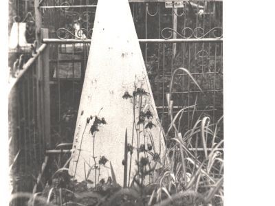 Братская могила 120 советских граждан, казненных гитлеровцами в 1942 г. Установлен обелиск