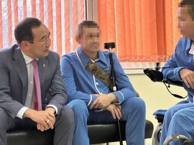 Айсен Николаев навестил якутских бойцов в главном военном госпитале