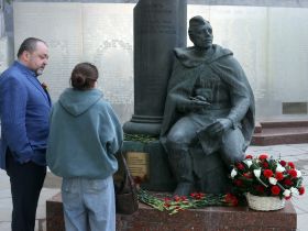 В Центральном Доме журналиста состоялось торжественное возложение цветов к памятнику фронтовым корреспондентам