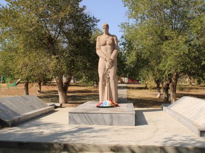 Братская могила советских воинов, погибших в период Сталинградской битвы