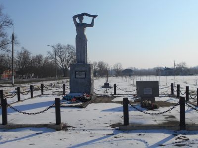 Братская могила советских воинов погибших в боях с фашистскими захватчиками и могила учительницы Косторезовой и двух ее детей, расстрелянных фашистами