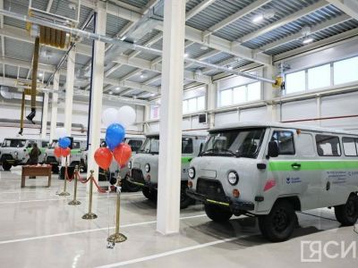 Ключи от новых автомобилей получили 25 центральных районных больниц Якутии