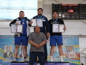 Международный турнир по мас-рестлингу в Якутии запомнился сенсациями