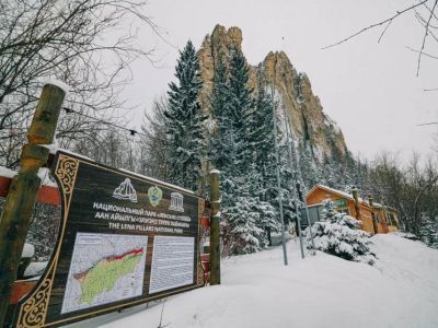 Видеофакт: на Ленских столбах заливают каток для звездного хоккейного матча