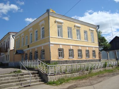 Двухэтажный дом (первый этаж - каменный, второй - деревянный)