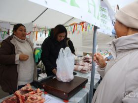 Мясо, рыба, овощи, ягоды и хлеб: в Якутске открылась ярмарка местных производителей «Продовольствие-2026»