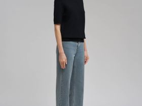 Легкий джемпер полуприлегающего кроя с коротким рукавом