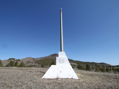 Памятник в честь боя партизан с белогвардейцами на горе Омулевка 2 января 1920 г.